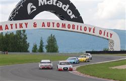 K hlavním favoritům budou v Mostě opět patřit modro černo stříbrné vozy MB AMG DTM
