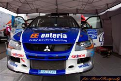73 soutěžních posádek. v cíli Rallye Jeseníky. První Kresta, výborně stříbrný Jakeš