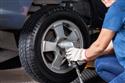 Rizika výměny pneumatik svépomocí aneb proč neměnit pneumatiky ručně
