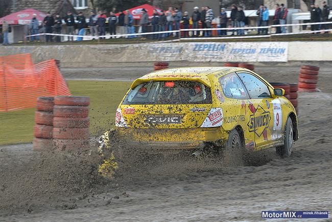 Okruhový závodník Filip Sládečka při premiéře na rozbahněné Autoslide nezklamal
