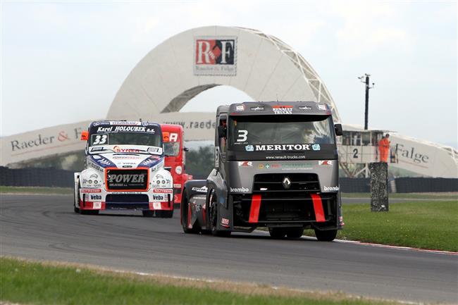Most rozburácí o víkendu 20 kamionů FIA Truck