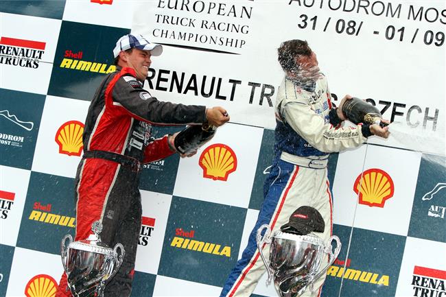 Most rozburácí o víkendu 20 kamionů FIA Truck
