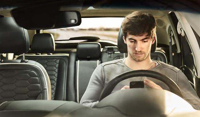 Mladí řidiči často zneužívají auta svých rodičů a řídí nezodpovědně, zjistil Ford