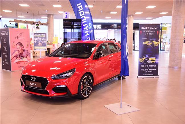 Rally speciál Hyundai i20 R5 byl odhalen v ostravském obchodním centru Forum Nová Karolina