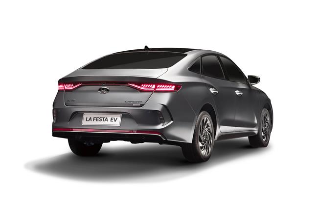 Hyundai představil na autosalonu v Kantonu sedan Lafesta EV