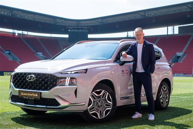 Trenér fotbalové reprezentace Šilhavý převzal Hyundai SANTA FE Plug-in Hybrid