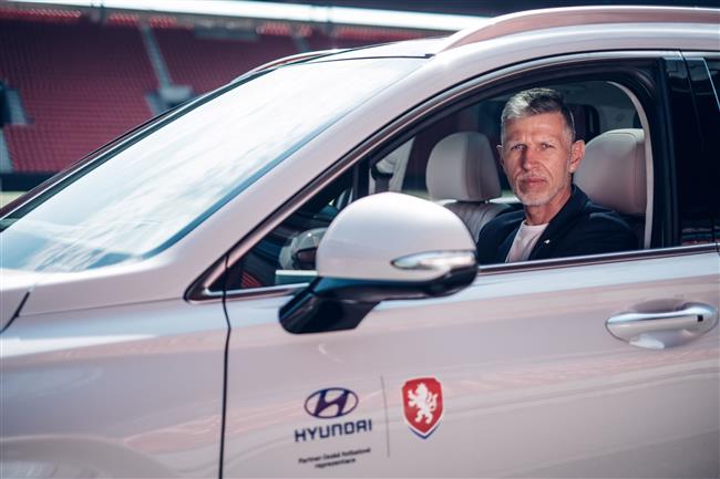 Trenér fotbalové reprezentace Šilhavý převzal Hyundai SANTA FE Plug-in Hybrid