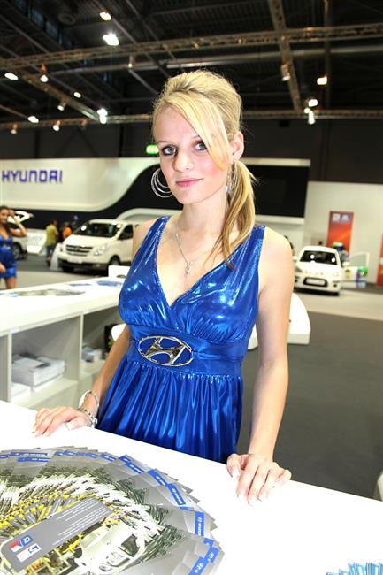 Autosalon  Autotec Brno 2010 a krsn koiky objektivem M. Knedly sen.