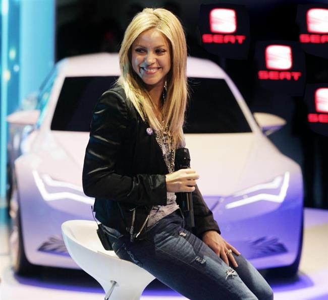 Na letonm enevskm autosalonu na stnku znaky SEAT zazila i kolumbijsk zpvaka Shakira