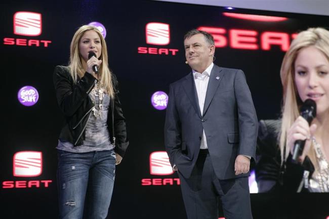 Na letonm enevskm autosalonu na stnku znaky SEAT zazila i kolumbijsk zpvaka Shakira