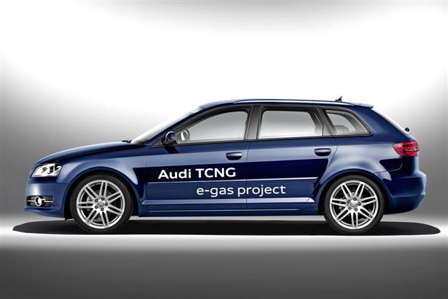 Pohled za oponu vvoje elektromobilu Audi R8 e tron
