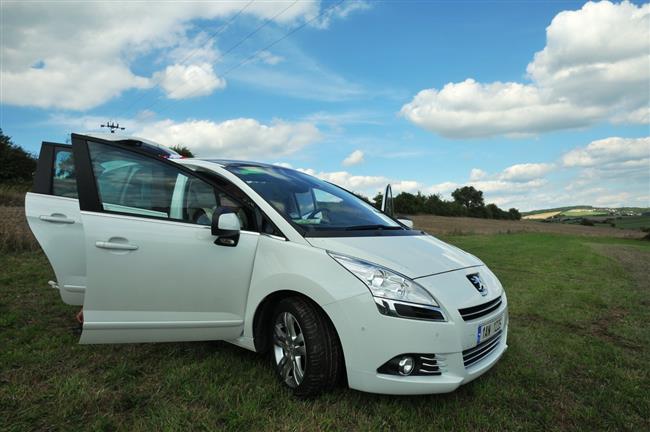 Krátký test luxusního  vozu Peugeot 5008: Obrovský benzínožrout!