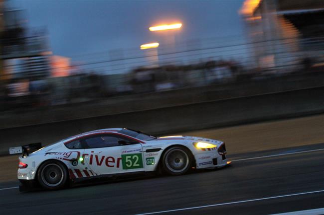 24 hodin Le Mans 2010: Engeho Aston pibrzdila ve tvrt hodin praskl poloosa