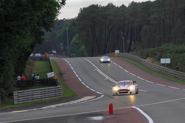 24 hodin Le Mans 2010 v cli:  Dal praskl poloosa Engeho Astonu znamenala pokles na tet pozici.