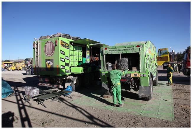 Vzpomínky na Dakar 2009 objektivem fotografů týmu  Marka Spáčila