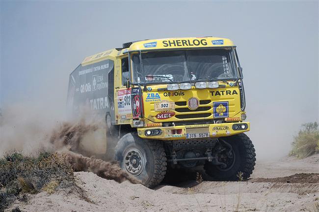 Dakar 2009 ped osmou etapou. Na start by se mlo postavit jet stle  67 kamion
