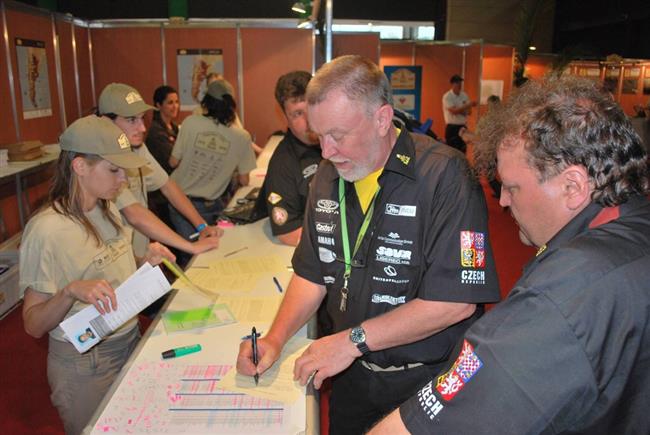 Macík a Pabiška na přejímkách - Dakar 2009, foto týmu