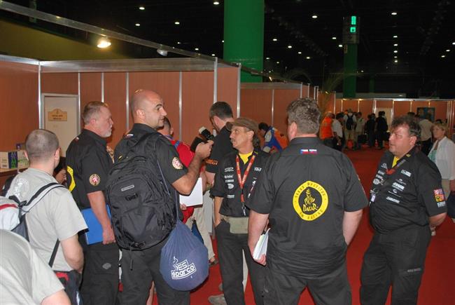 Macík a Pabiška na přejímkách - Dakar 2009, foto týmu