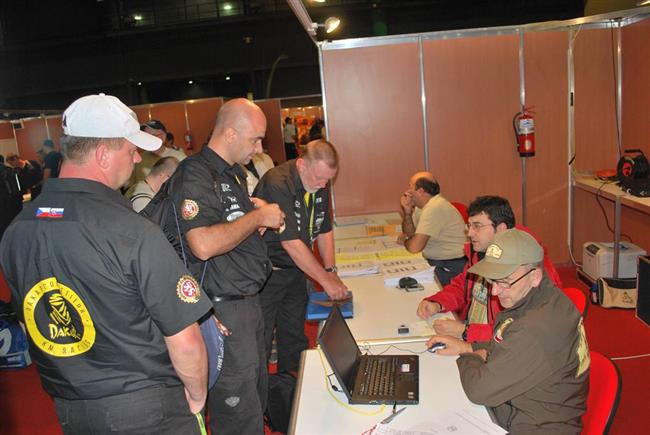 Macík a Pabiška na přejímkách - Dakar 2009, foto týmu