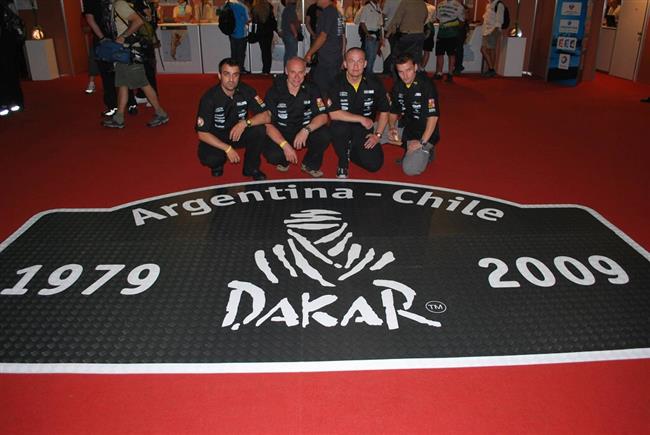 Macík a Pabiška na přejímkách - Dakar 2009, foto týmu