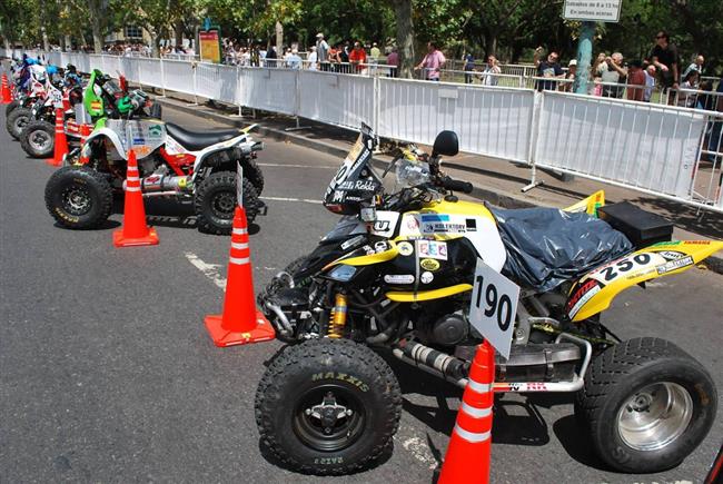 Macík a Pabiška na přejímkách - Dakar 2009, foto týmu
