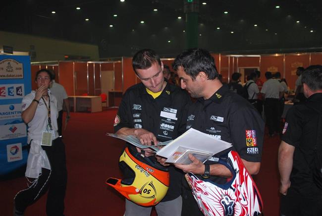 Macík a Pabiška na přejímkách - Dakar 2009, foto týmu