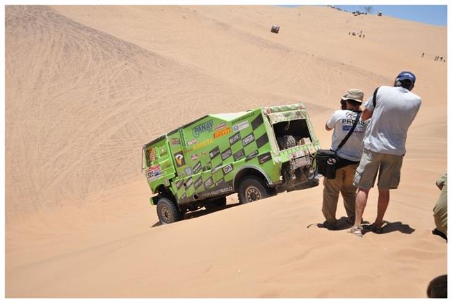 Dakar 2009: Spilv zelen MS RALLYTRUCK pokrauje s dakarskou karavanou dl smrem k cli.
