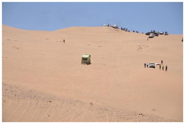 Dakar 2009: Spilv zelen MS RALLYTRUCK pokrauje s dakarskou karavanou dl smrem k cli.