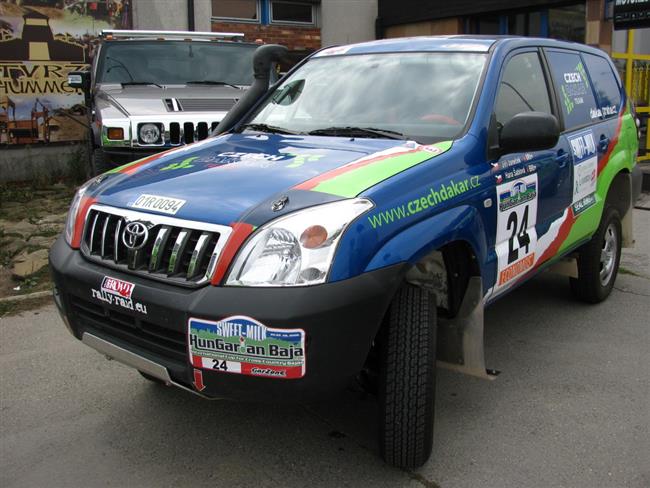 Hedvbn stezka nezaala pro Czech Dakar team  dobe: novinsk Hummer havaroval !