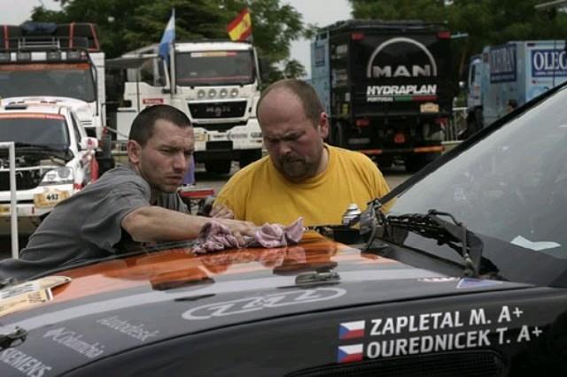 Dakar 2009: Mirek Zapletal se po tet etap priblil k dvactce !!