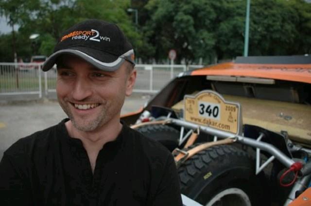 Dakar 2009 : Zapletal je ji ve druh destce mezi auty, jeho asistenn kamin ale opravoval