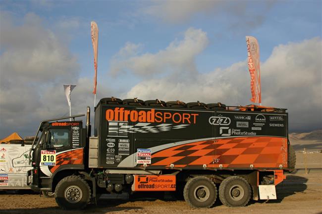 Dakar 2010   5. den: Zapletalovi se zastavil motor a roztrhala se pneu, ale jede dál