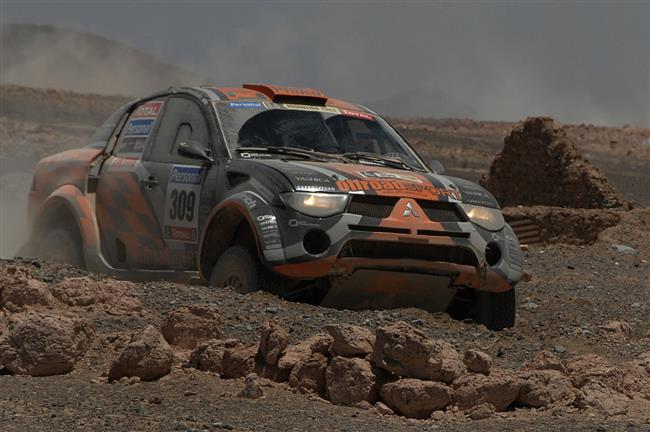 Dakar 2010   5. den: Zapletalovi se zastavil motor a roztrhala se pneu, ale jede dál
