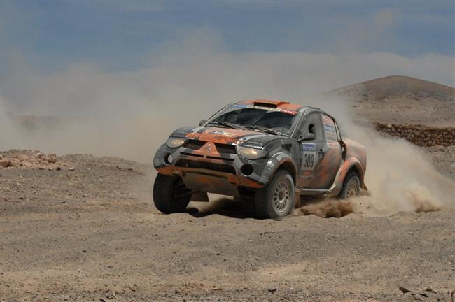 Dakar 2010   5. den: Zapletalovi se zastavil motor a roztrhala se pneu, ale jede dál