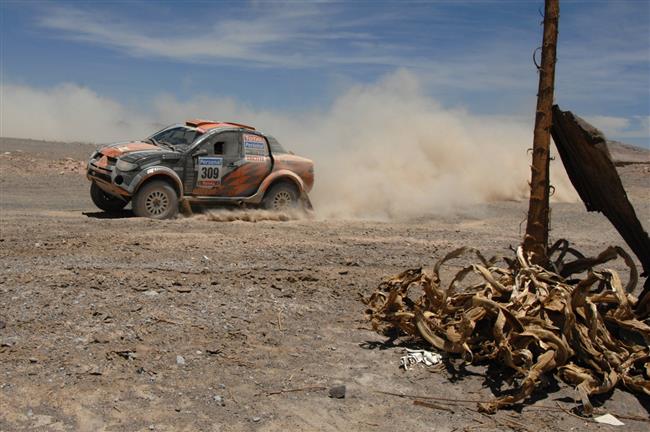 Dakar 2010   5. den: Zapletalovi se zastavil motor a roztrhala se pneu, ale jede dál