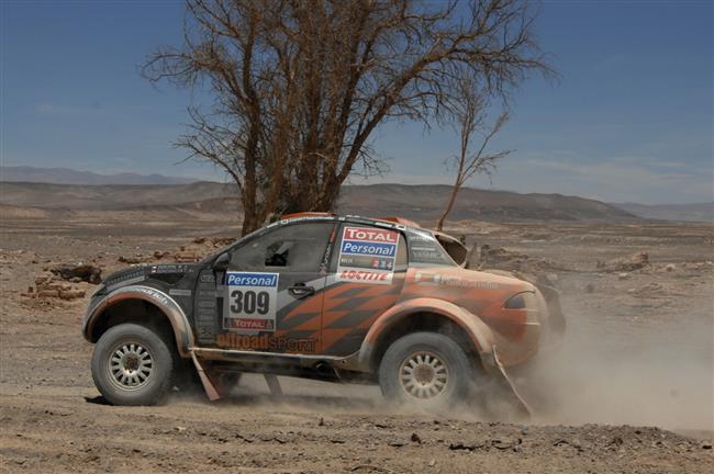 Dakar 2010   5. den: Zapletalovi se zastavil motor a roztrhala se pneu, ale jede dál