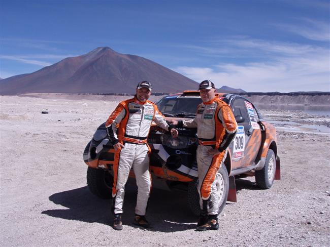 Dakar 2010   5. den: Zapletalovi se zastavil motor a roztrhala se pneu, ale jede dál