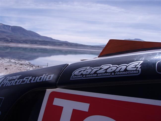 Dakar 2010   5. den: Zapletalovi se zastavil motor a roztrhala se pneu, ale jede dál