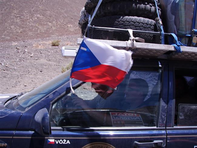 Dakar 2010   5. den: Zapletalovi se zastavil motor a roztrhala se pneu, ale jede dál