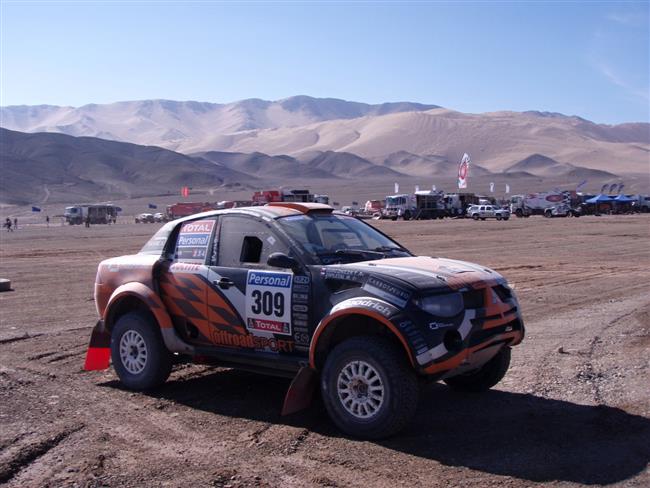 Dakar 2010   5. den: Zapletalovi se zastavil motor a roztrhala se pneu, ale jede dál