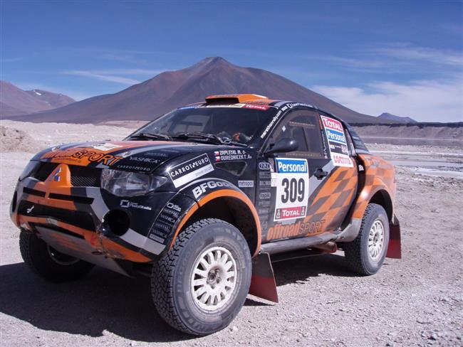 Dakar 2010   5. den: Zapletalovi se zastavil motor a roztrhala se pneu, ale jede dál