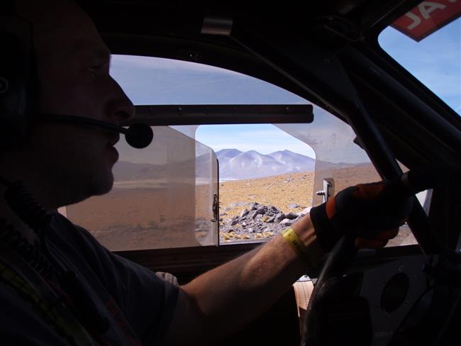 Dakar 2010   5. den: Zapletalovi se zastavil motor a roztrhala se pneu, ale jede dál