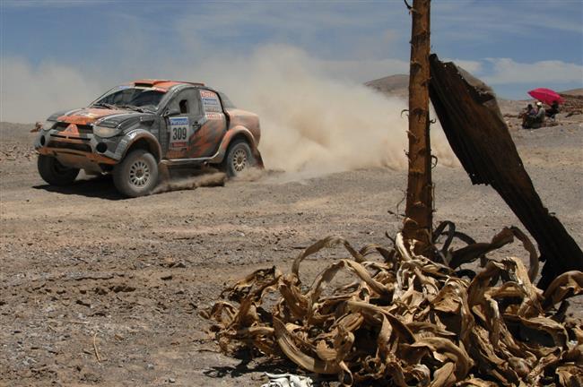 Dakar 2010   5. den: Zapletalovi se zastavil motor a roztrhala se pneu, ale jede dál