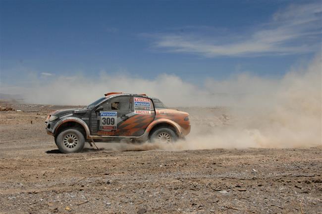 Dakar 2010   5. den: Zapletalovi se zastavil motor a roztrhala se pneu, ale jede dál