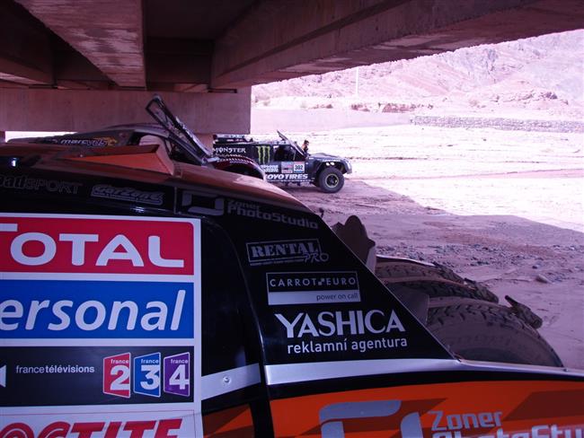 Dakar 2010   5. den: Zapletalovi se zastavil motor a roztrhala se pneu, ale jede dál