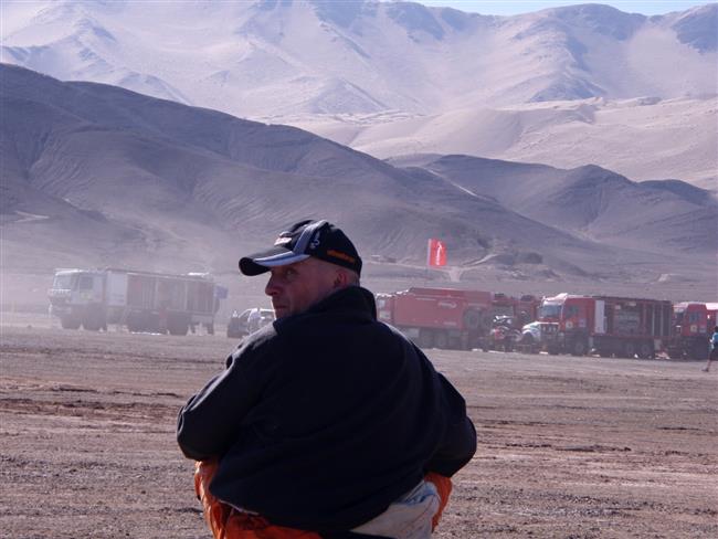 Dakar 2010   5. den: Zapletalovi se zastavil motor a roztrhala se pneu, ale jede dál
