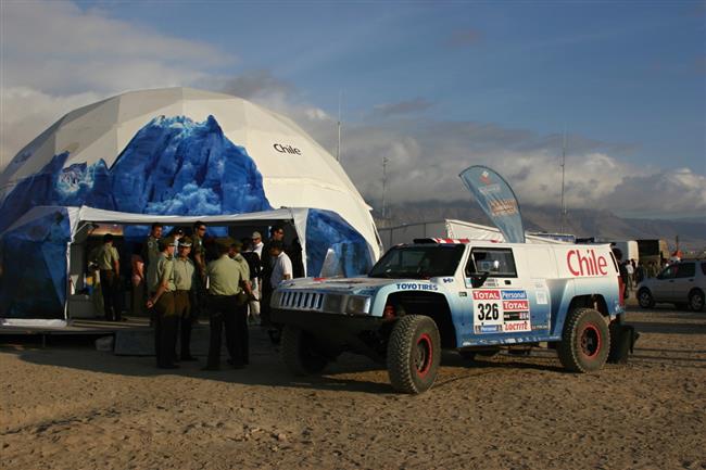 Dakar 2010   5. den: Zapletalovi se zastavil motor a roztrhala se pneu, ale jede dál