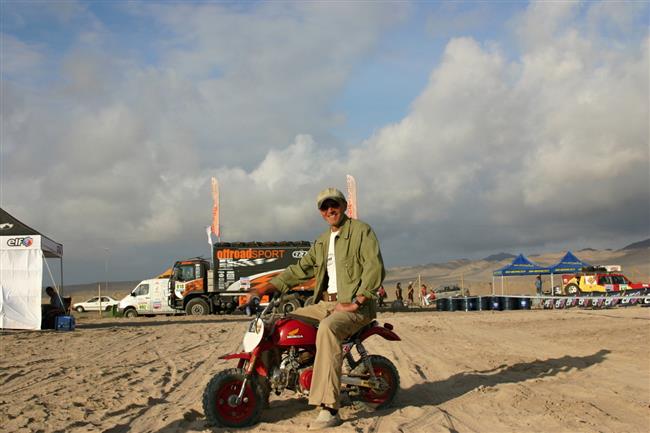 Dakar 2010   5. den: Zapletalovi se zastavil motor a roztrhala se pneu, ale jede dál