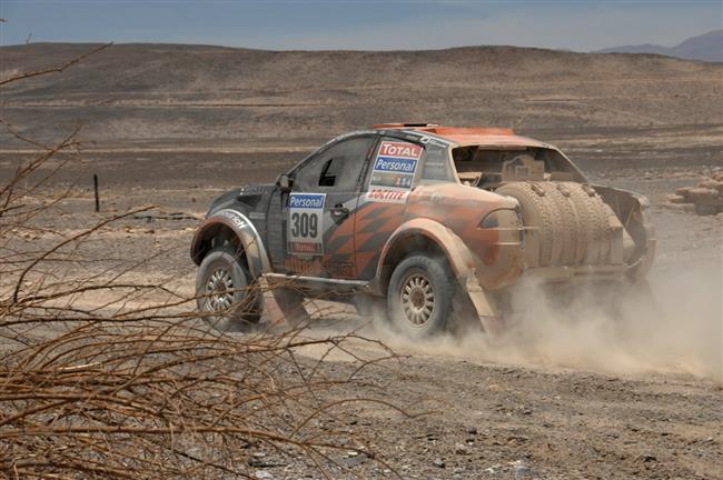 Dakar 2010   5. den: Zapletalovi se zastavil motor a roztrhala se pneu, ale jede dál