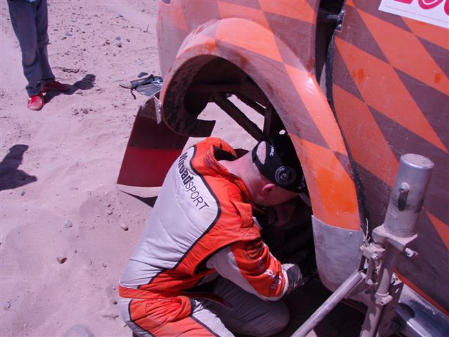 Dakar 2010   5. den: Zapletalovi se zastavil motor a roztrhala se pneu, ale jede dál
